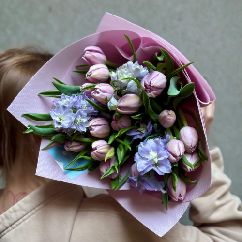 Ніжно-бузковий букет з піоновидними тюльпанами «Мерехтлива мрія»