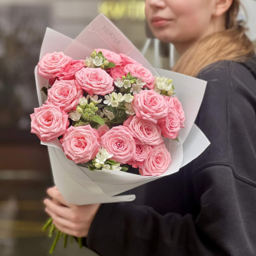 Тендітний букет з кущовою трояндою та оксіпеталумом «Ніжність почуттів»