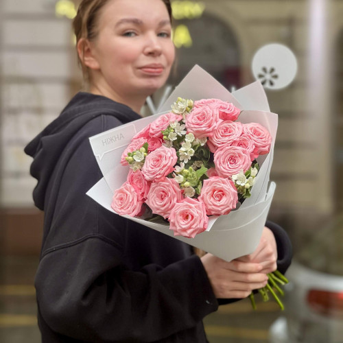 Тендітний букет з кущовою трояндою та оксіпеталумом «Ніжність почуттів»