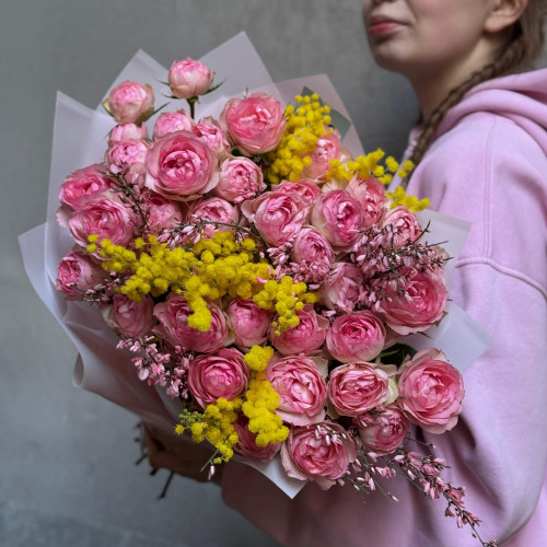 Яскравий милий букет з піоновидними трояндами «Трояндове тістечко»