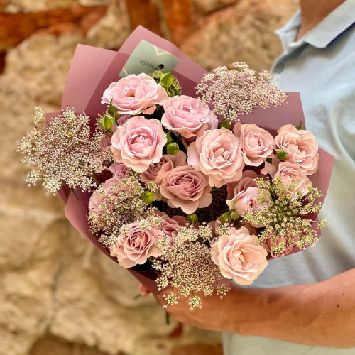 Ароматна кущова піоновидна троянда у букеті «Літній Прованс»