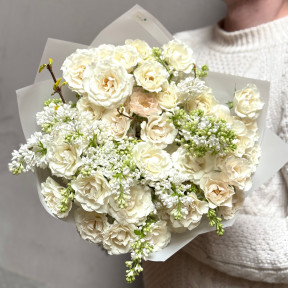Букет з ароматним бузком та кущовою трояндою White Majolika «Повітряна меренга»