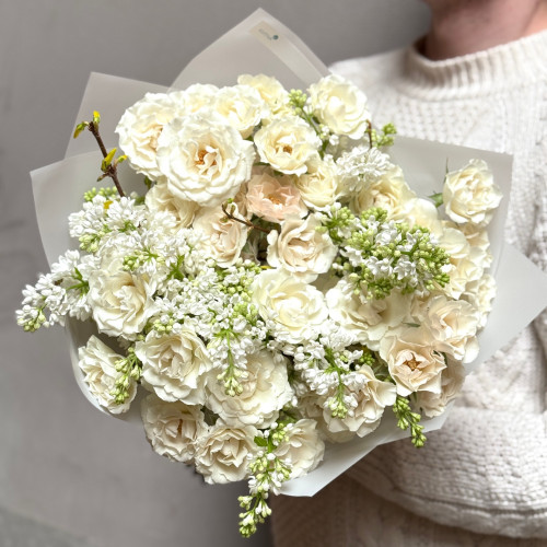 Букет з ароматним бузком та кущовою трояндою White Majolika «Повітряна меренга»