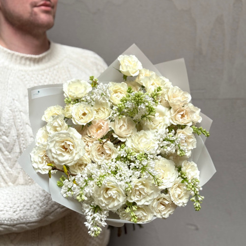 Букет з ароматним бузком та кущовою трояндою White Majolika «Повітряна меренга»