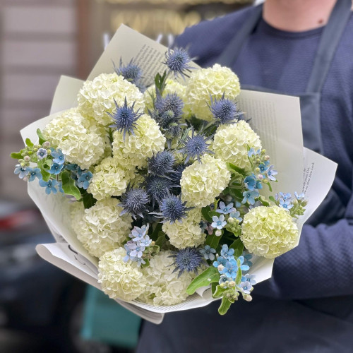 Освежающий букет из вибурнума и эрингиума «Дыхание свежести»
