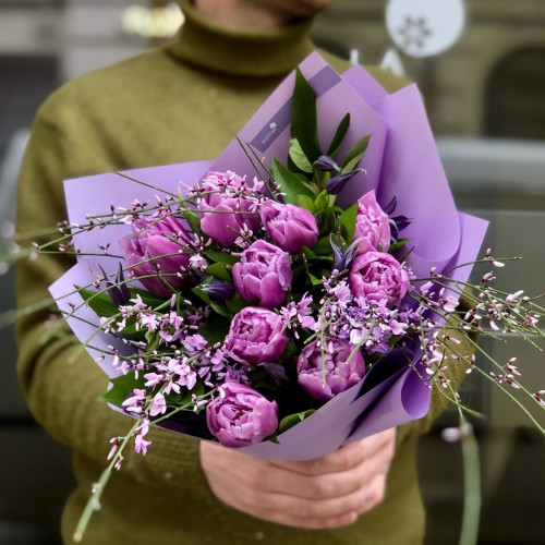 Весняний фіолетовий букет із тюльпанів, геністи та клематіса «Лавандовий струмочок»