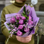 Весняний фіолетовий букет із тюльпанів, геністи та клематіса «Лавандовий струмочок»
