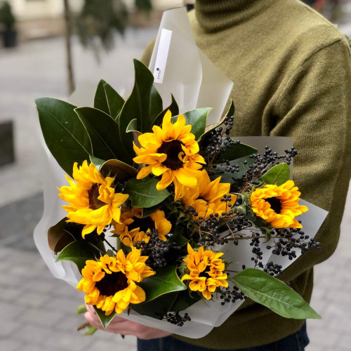 Bright bouquet with sunflowers and viburnum «Sunny bee»