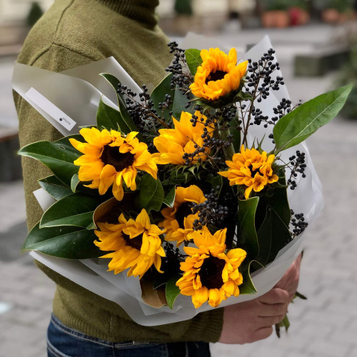 Bright bouquet with sunflowers and viburnum «Sunny bee»