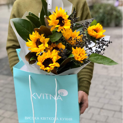 Bright bouquet with sunflowers and viburnum «Sunny bee»