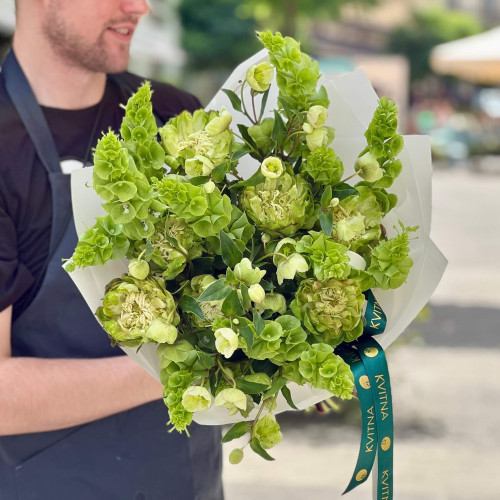 Зелений букет з піоновидними трояндами «Літня галявина»