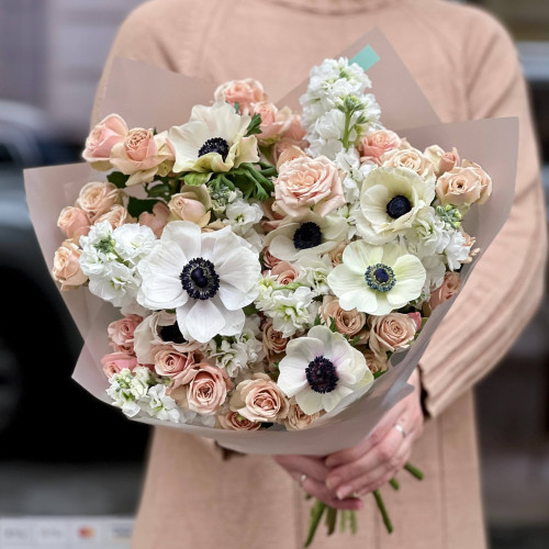 Пастельний букет з анемонами та кущовою трояндою «Кавова піна»