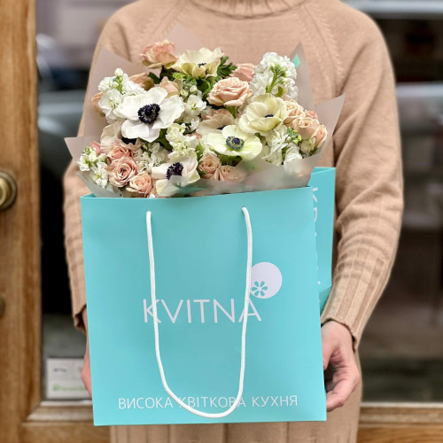 Пастельний букет з анемонами та кущовою трояндою «Кавова піна»