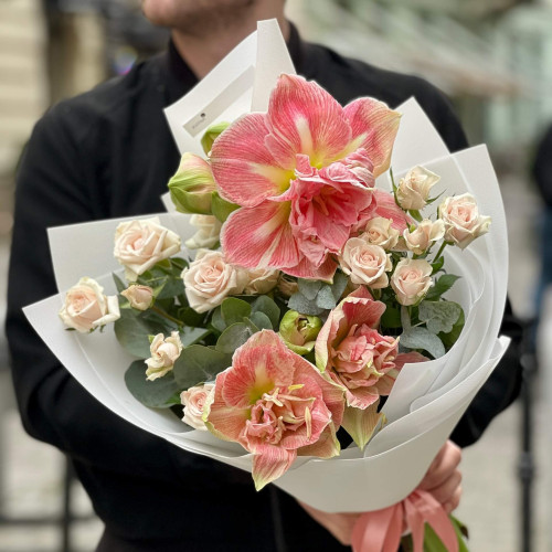 Теплий букет з амарилісом та кущовою трояндою Royal Porcelina «Затишний ранок»