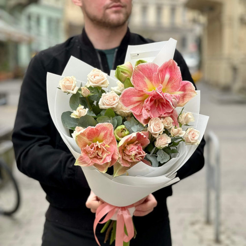 Теплий букет з амарилісом та кущовою трояндою Royal Porcelina «Затишний ранок»