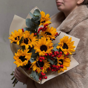 Букет з соняшниками та ілексом «Зимове сонечко»