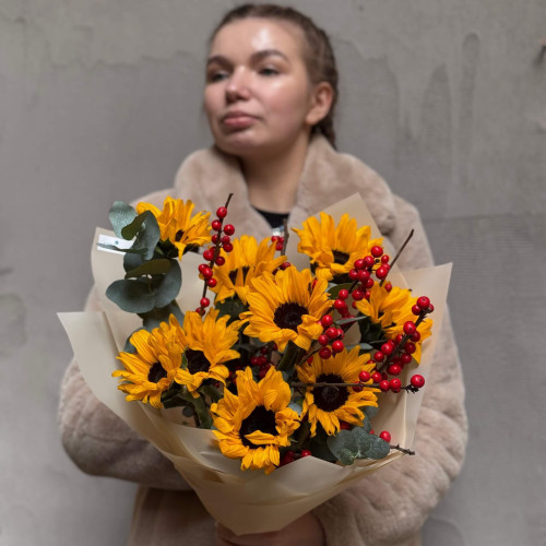 Букет з соняшниками та ілексом «Зимове сонечко»