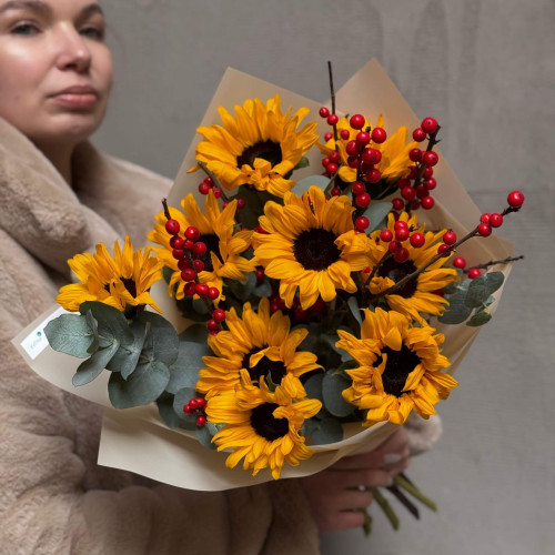 Букет з соняшниками та ілексом «Зимове сонечко»