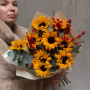 Букет з соняшниками та ілексом «Зимове сонечко»