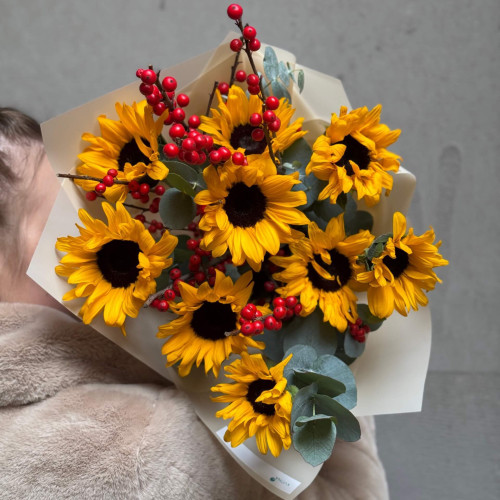 Букет з соняшниками та ілексом «Зимове сонечко»