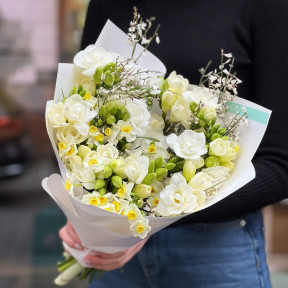 Scented bouquet of spring daffodils with white freesia «Most fragrant greeting»
