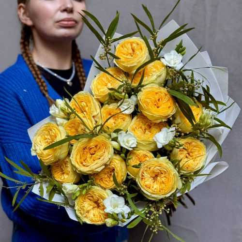 Sunny bouquet with Catalina peony roses «Amalfi Gardens»