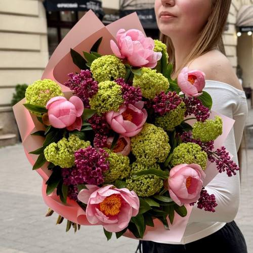 Весняний тріобукет з півоніями та бузком «Посмішка мами»