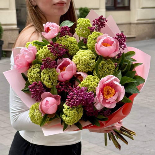 Весняний тріобукет з півоніями та бузком «Посмішка мами»