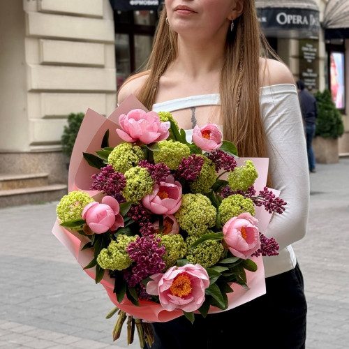 Весняний тріобукет з півоніями та бузком «Посмішка мами»