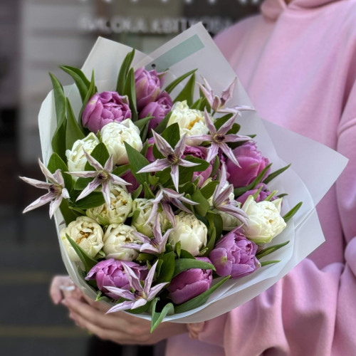 Весняний букет з тюльпанів та клематису «Рання зірочка»