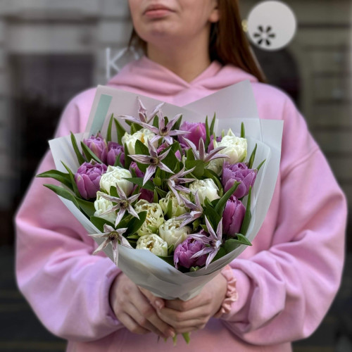 Весняний букет з тюльпанів та клематису «Рання зірочка»