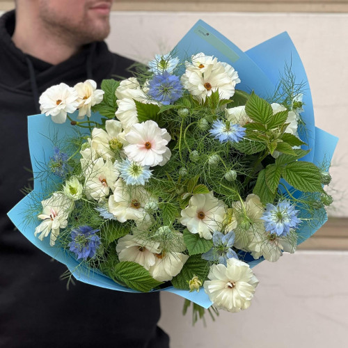 Светлый весенний букет «Небесное поле»