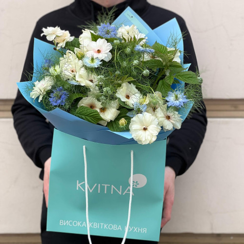 Светлый весенний букет «Небесное поле»