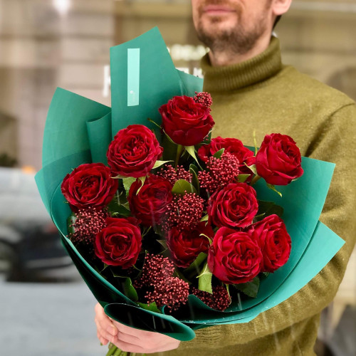 Насичений букет із 11 піоновидних троянд Mayra Red та скімії «Рубінова пелюстка»