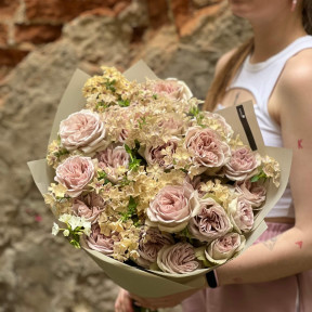 Фантастичний букет з кущовою піоновидною трояндою Notre Dame «Паризьке літо»