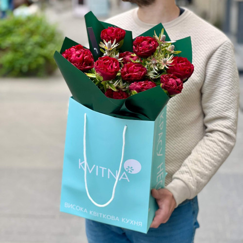 11 пионов в букете «Рубиновый атлас»