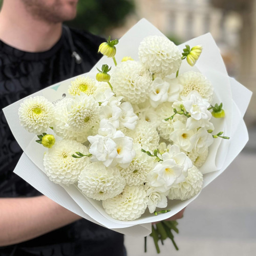 Світлий букет з жоржинами та фрезією «Ванільний джелато»