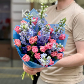 Чарівний букет з дельфініумом та тюльпанами «Яскравий павич»