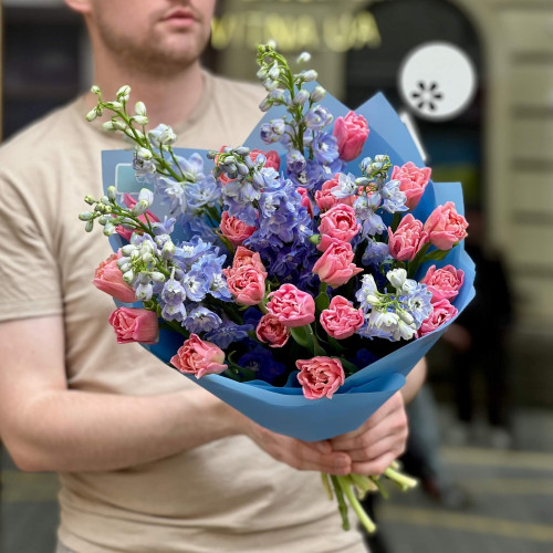 Чарівний букет з дельфініумом та тюльпанами «Яскравий павич»