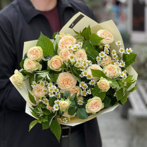 Світлий букет з піоновидними кущовими трояндами «Сонячні льодяники»