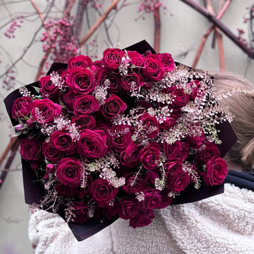 Bright bouquet of Red Trendsetter spray roses «Passionate Feelings»