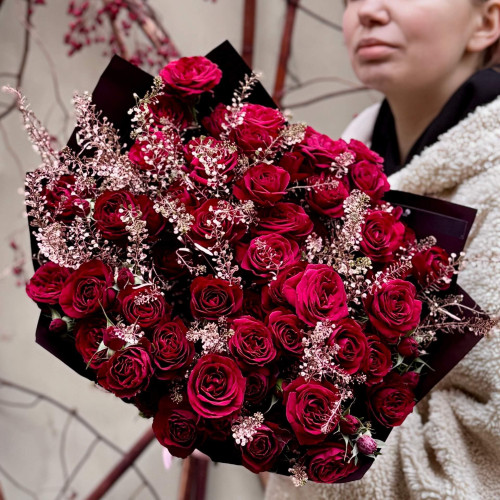 Bright bouquet of Red Trendsetter spray roses «Passionate Feelings»