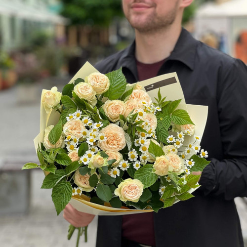 Світлий букет з піоновидними кущовими трояндами «Сонячні льодяники»