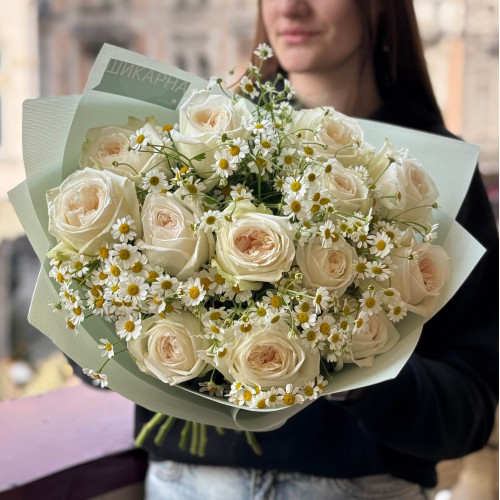 Нежный букет с пионовидными розами и танацетумом «Молочный медок»