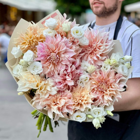 Fantastic duo bouquet with Cafe Au Lait dahlia and white eustoma «Caramel Stars»