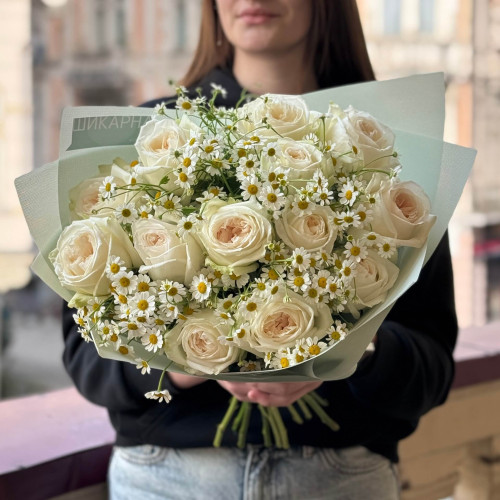 Нежный букет с пионовидными розами и танацетумом «Молочный медок»