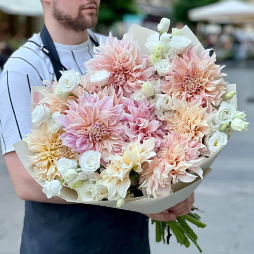 Fantastic duo bouquet with Cafe Au Lait dahlia and white eustoma «Caramel Stars»