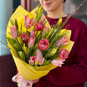Повітряний яскравий букет з тюльпанами та ірисами «Весняна галявина»