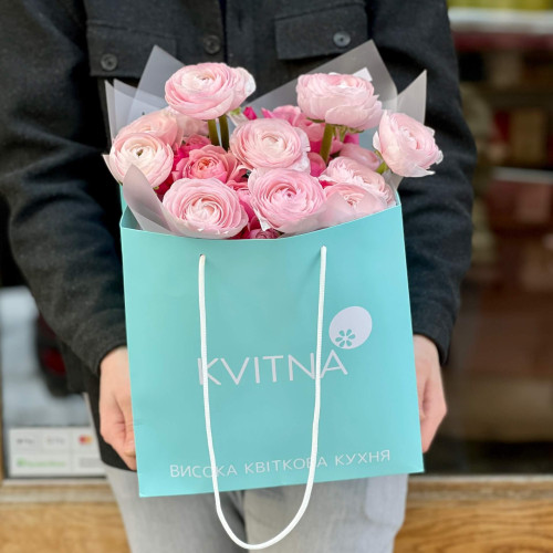 Ніжний букет з ранункулюсами та піоновидними трояндами «Романтичне вітання»