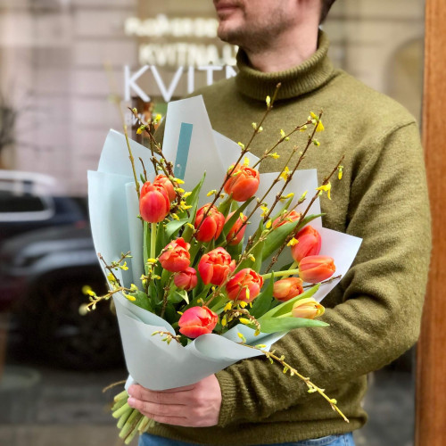Яркий весенний букет из тюльпанов и форзиции «Тюльпановая самба»